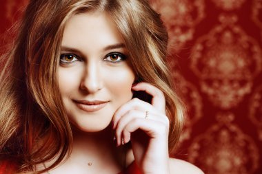 Kameraya gülümsüyor.