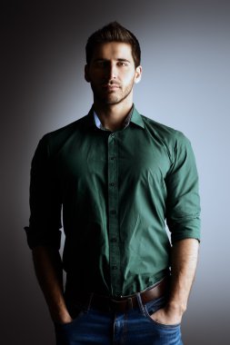 Yeşil tişörtlü adam