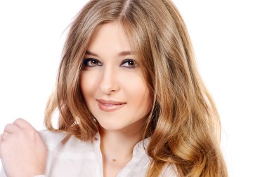 Gençlik tarzı. Çok gülümseyen kız beyaz bluz.