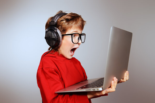 испуганный мальчик, социальные сети
