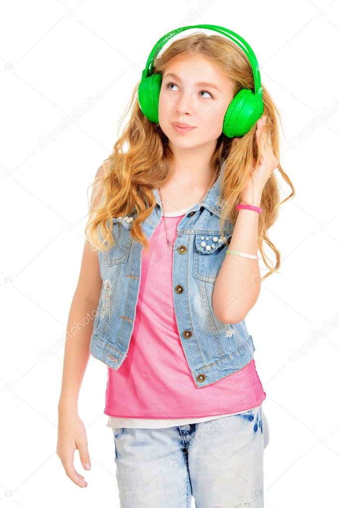 Яркая музыка. Современная девушкаподросток слушает музыку