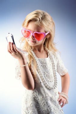 küçük belle. Çocuklar moda. Kozmetik, aksesuarlar. 