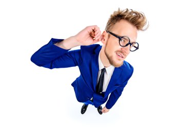 düşünen adam. Bir takım elbiseli komik akıllı adam.