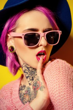 pembe sihir. Optik tarzı. Dövme.