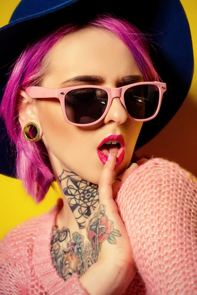 pembe sihir. Optik tarzı. Dövme.