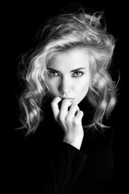 anlayışlı bak. Siyah beyaz portre sakin, güzel ve genç bir kadın.