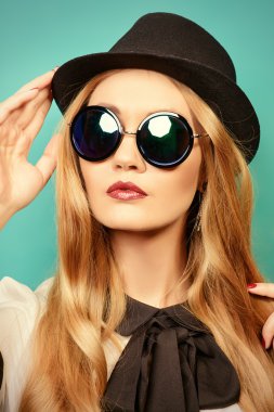 Bayanlar için güneş gözlüğü