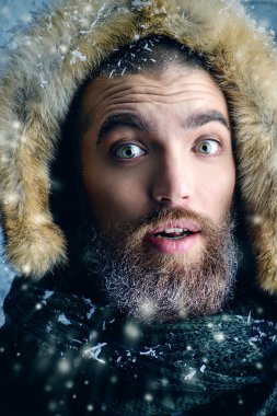 şaşırmış adam. Sakal ve bıyık kış kıyafetlerini giymiş olan duygusal adam portresi