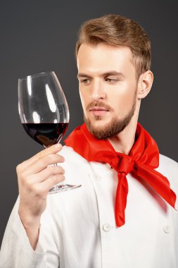 şarap çeşnicibaşı. Erkek sommelier şarap tadımı.