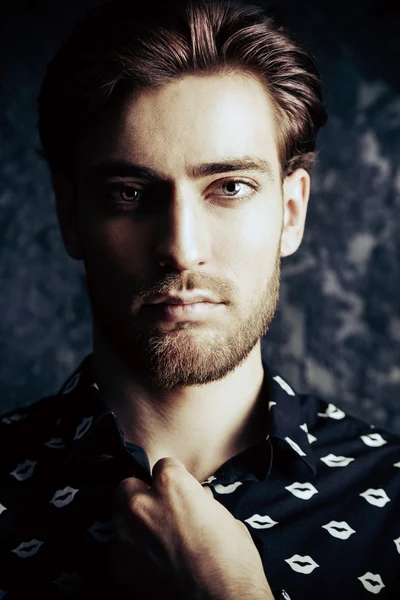 iyi görünümlü bir adam