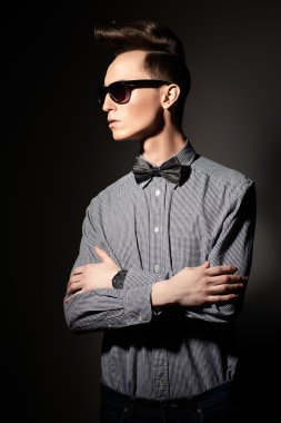 güneş gözlüklü adam