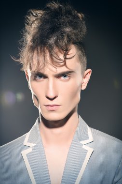agresif bir görünüm. Erkek saç kesimi.