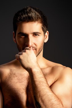 çekici adam. Seksi bir genç adamın portresi .