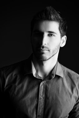 Yeşil tişörtlü adam