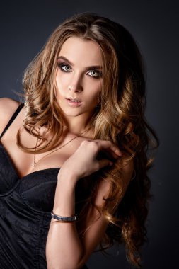 Kuaför. Güzellik, moda. Kozmetik, koyu makyaj. Uzun saç.