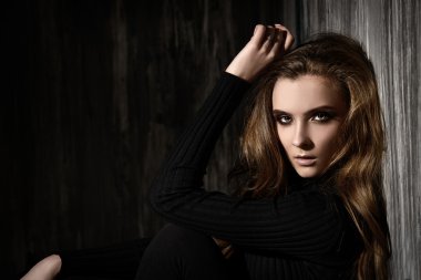 sıcak siyah. Kozmetik, koyu makyaj. Uzun saç.