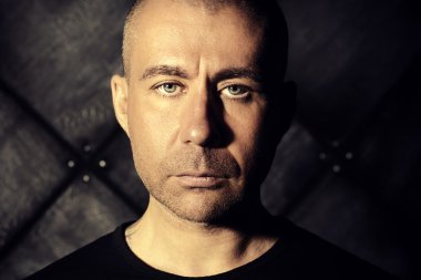 içe dönük. Siyah giysili bir adam portresi yakın çekim.