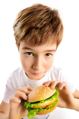 lezzetli hamburger, dokuz yaşında bir çocuk iştah ile hamburger yemek.