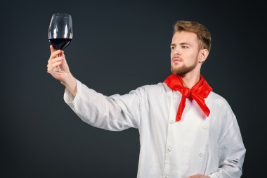 erkek sommelier. Şarap yapımı.
