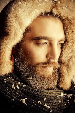 sakinlik, sakallı acımasız adam.