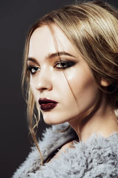 Grunge tarzı. Kozmetik, kestane rengi ruj.