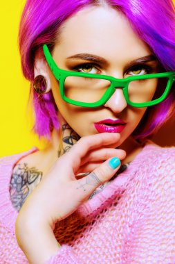 yeşil gözlük. Optik tarzı. Dövme.