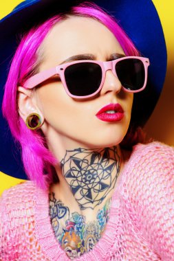 pembe pembe. Optik tarzı. Dövme.