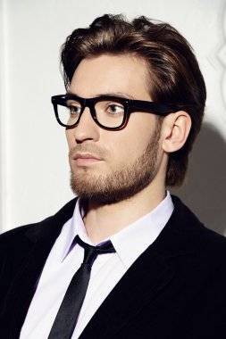 Takım elbiseli adam.