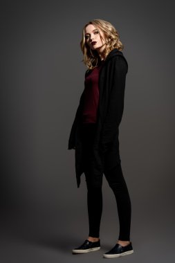 rahat siyah. Kozmetik, kestane rengi ruj.