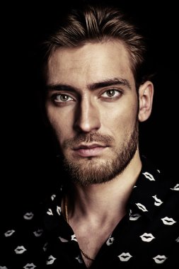 memnun bak. Erkek güzelliği.