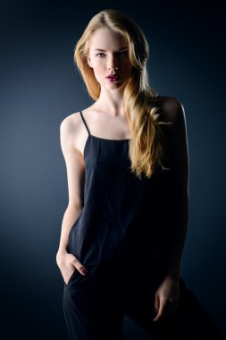 şehvetli bordo dudaklar çekici kadın.