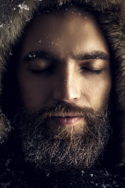 Kış stil, sakallı acımasız adam