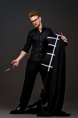 Tasarımcısı kukla ile