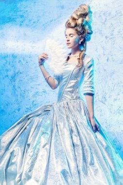 Tarih Giydir. Onun kar sarayında güzel buz kraliçesi.  