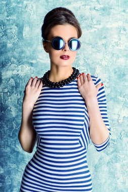 Beyaz ve siyah şerit