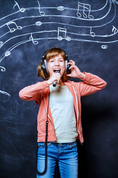 любить рок-музыку
