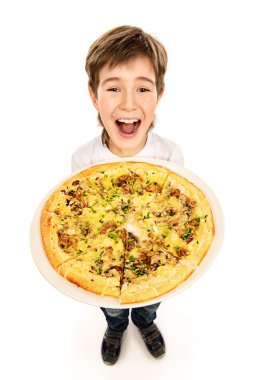 mantarlı pizza. Bir çocuk pizza yemek mutludur. 