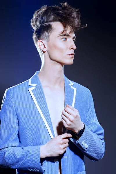 saç modeli. Erkek güzelliği, moda.