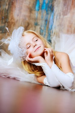 Küçük prenses. Güzel küçük bir kızın sanat portresi .