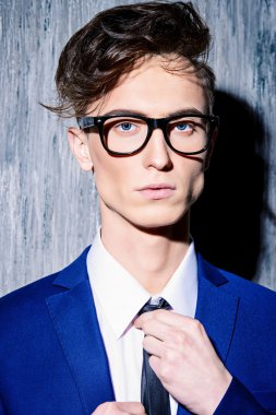 züppe adam. Moda saç kesimi ile şık delikanlı.