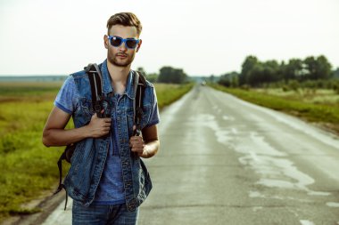 backpacker adam. Macera ve Turizm kavramı.