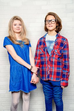 okul arkadaşları. İki modern genç erkek ve kız .