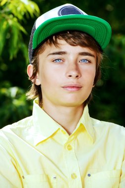 Beyzbol şapkalı çocuk