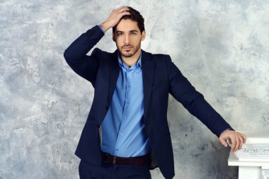 Biçimsel tarzı. Erkek güzelliği, moda. İş adamı.