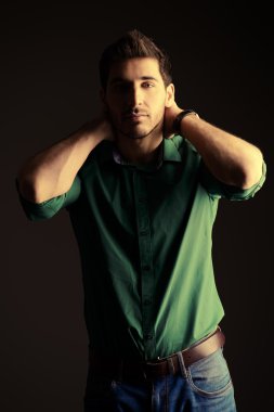 Yeşil tişörtlü adam