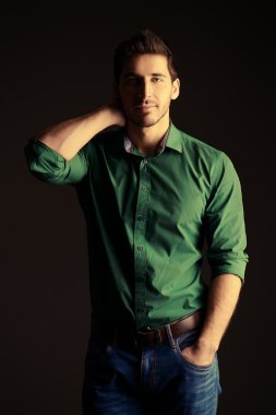 memnun adam. Erkek güzelliği. 