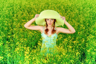 Yaz uyum. Romantik kız sarı çayır üzerinde ayakta 