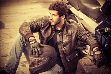 adam motorsikletiyle tarafından