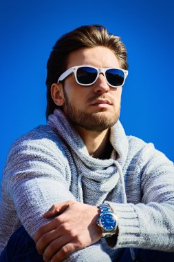 adam uzak görünüyor