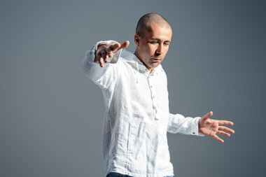 yoga egzersizleri yapıyor.